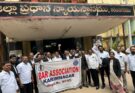 وکیل کے بہیمانہ قتل کے خلاف کریم نگر بار ایسوسی ایشن کا احتجاج، عدالتی کارروائی معطل — وکلاء کے قانونی تحفظ کا مطالبہ۔