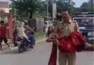 زخمی خاتون کو گود میں اٹھا کر دوڑتا پولیس افسر، پیچھے جیپ دیکھ کر اٹھے سوالات۔